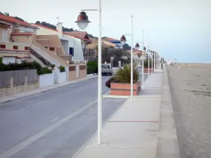 Leucate - Leucate Plage: Strandpromenade und Sandstrand des Badeortes