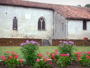 Lévignacq - Église Saint-Martin et parterre de fleurs