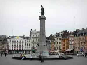 Lille - Grote Markt (Place du General de Gaulle), de Godin kolom, fontein en huizen