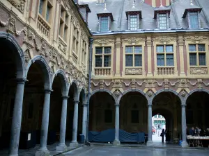 Lille - Old Stock Exchange: huizen (Vlaamse architectuur) en klooster (binnenplaats)
