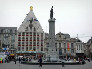 Lille - Grote Markt (Place du General de Gaulle), de Godin kolom, fontein, de bouw van de Stem van het Noorden (Vlaamse gevel), piket (theater gebouw van het Noorden) en huizen