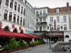 Lille - Maisons et terrasses de cafés de la place Rihour
