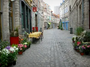 Lille - Geplaveide straat versierd met bloemen en huizen van de oude Lille (oude stad)