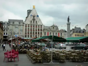 Lille - Terrasjes van de Grote Markt (Place du General de Gaulle), de Godin kolom, de bouw van de Stem van het Noorden buitenpost (theater gebouw van het Noorden) en huizen
