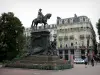 Lille - Statue équestre du Général Faidherbe et immeubles de la ville