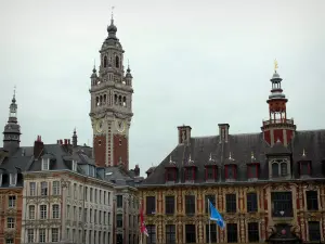 Lille - Old Stock Exchange met zijn klokkentoren, huizen, belfort en de Kamer van Koophandel en Fabrieken domineren alle