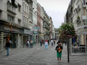 Lille - Winkelstraat met zijn winkels en huizen