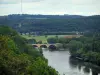 Limeuil - Bomen op de voorgrond met uitzicht op de samenvloeiing van de Dordogne en de Vezere, Perigord