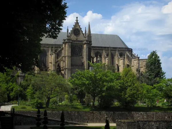 Limoges - Cathédrale Saint-Étienne de style gothique, jardins de l'Évêché (jardin botanique) et ciel nuageux