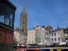Limoges - Halles em primeiro plano, campanário da igreja Saint-Michel-des-Lions, fachada trompe-l'oeil, casas e esplanadas na Place de la Motte