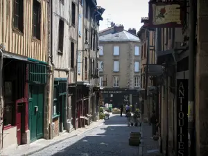Limoges - Rue de la Boucherie bordée de maisons anciennes à pans de bois