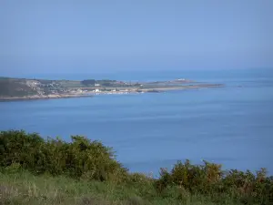 Litoral do Cotentin - Route des Caps: vista do mar (o canal) e da costa ladeada de casas; paisagem da península Cotentin