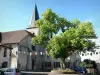 Liverdun - Igreja de Saint-Pierre e sua praça decorada com uma tília