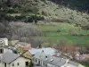 Llo - Vue sur les toits du village et le paysage environnant, au coeur de la Cerdagne, dans le Parc Naturel Régional des Pyrénées Catalanes