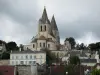 Loches - Collegiale kerk van Saint-Ours (kerk) romaanse huizen van de stad en bewolkte hemel