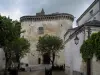 Loches - Porte Royale (porte fortifiée) menant à la citadelle, arbres et maisons de la ville