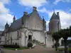 Loches - Koninklijk Huis, bomen en wolken in de blauwe hemel