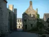 Locronan - Demeures en pierre et partie de l'église