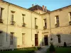 Lodève - Ancien palais épiscopal abritant l'Hôtel de Ville et jardin (pelouses, arbustes)