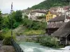 Lods - Loue Río, farolas, árboles y casas en la aldea