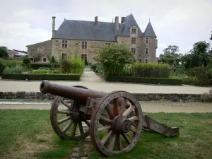 Logis de la  Chabotterie - Cannon op de voorgrond, tuin en huis