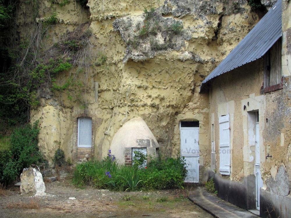 Guide du Loir-et-Cher - Trôo - Habitation troglodytique (maison creusée dans la falaise)