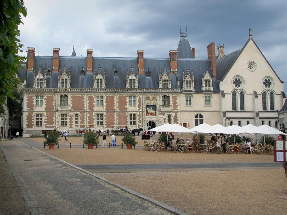 Guide du Loir-et-Cher - Blois - Château (palais royal), place du Château avec une terrasse de café et ciel orageux