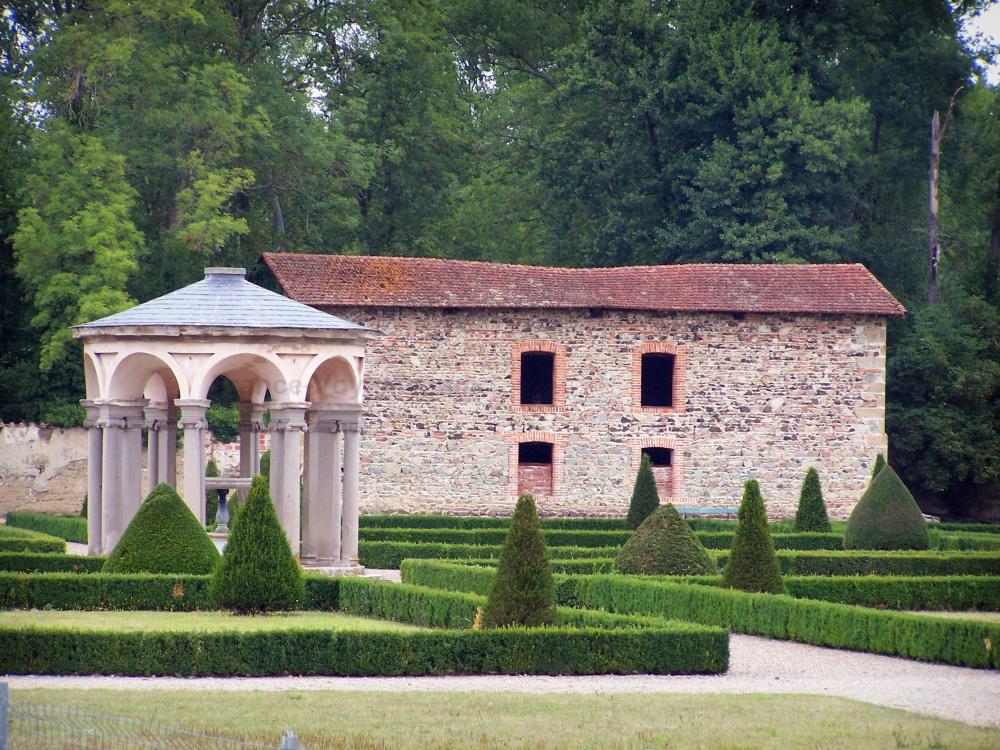 Guide de la Loire - Château de la Bastie-d'Urfé - Jardins du château Renaissance : rotonde et sa fontaine, parterres de buis, arbustes taillés, bâtiment de pierres et arbres ; à Saint-Étienne-le-Molard