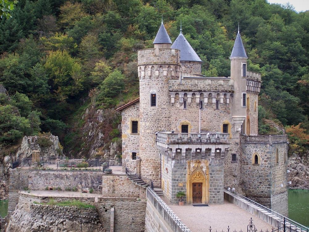 Guide de la Loire - Château de la Roche - Château de style gothique ; à Saint-Priest-la-Roche