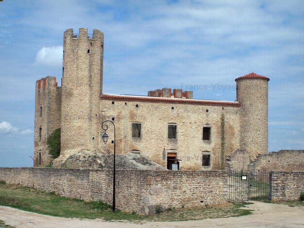 Guide de la Loire - Château d'Essalois - Façade du château ; dans les gorges de la Loire, à Chambles