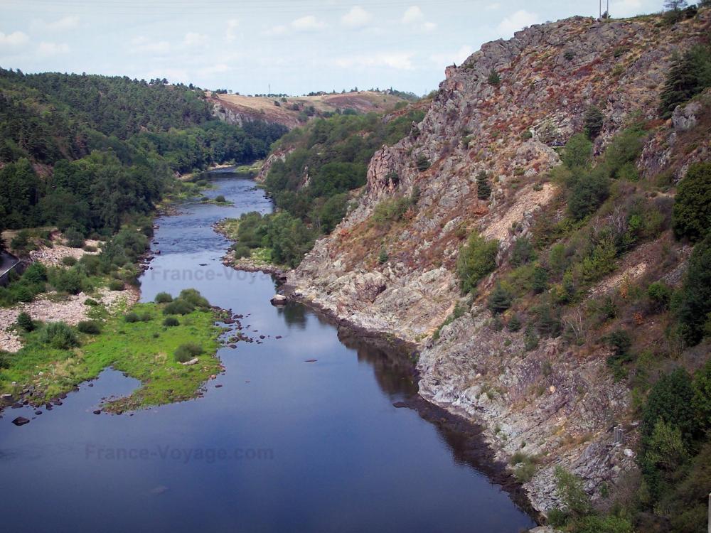 Guide de la Loire - Paysages de la Loire - Gorges de la Loire : fleuve Loire bordé d'arbres