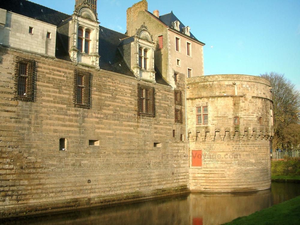 Guide de la Loire-Atlantique - Nantes - Château des ducs de Bretagne et douves