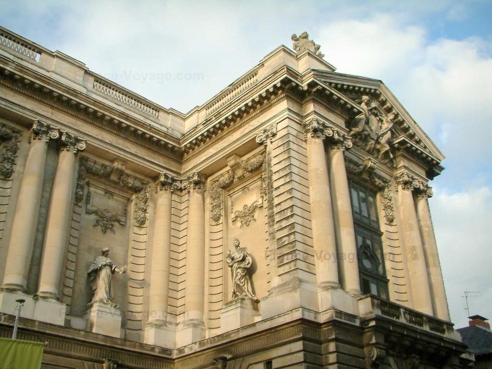 Guide de la Loire-Atlantique - Nantes - Bâtiment abritant le musée des Beaux-Arts, nuages dans le ciel