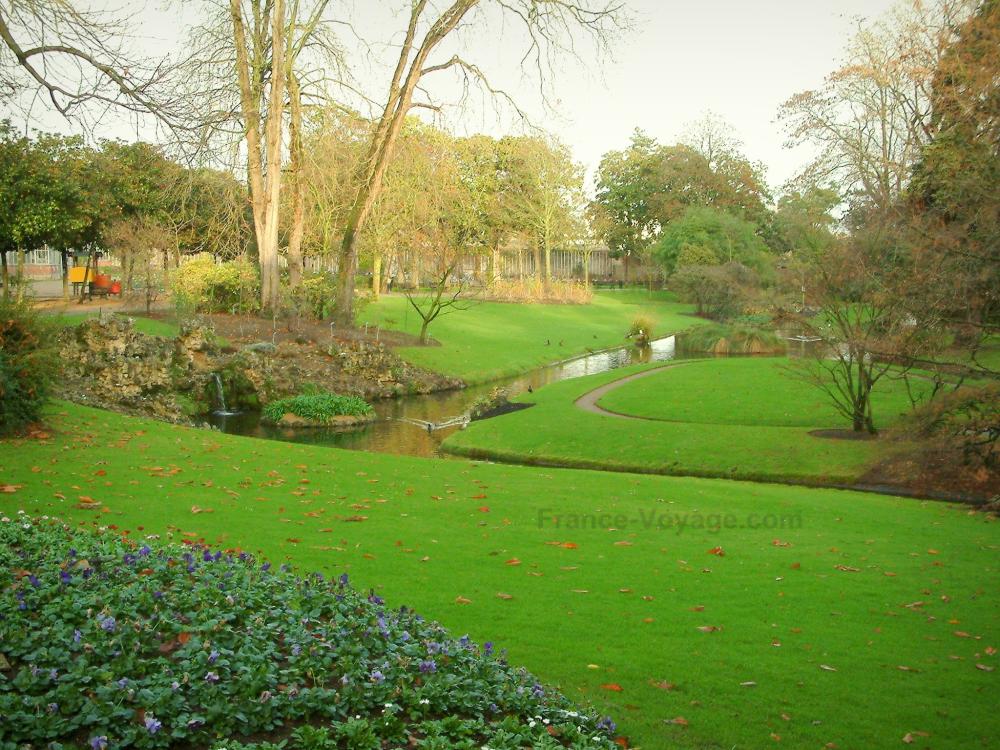 Guide de la Loire-Atlantique - Nantes - Fleurs, pelouses, plan d'eau et arbres du jardin des Plantes