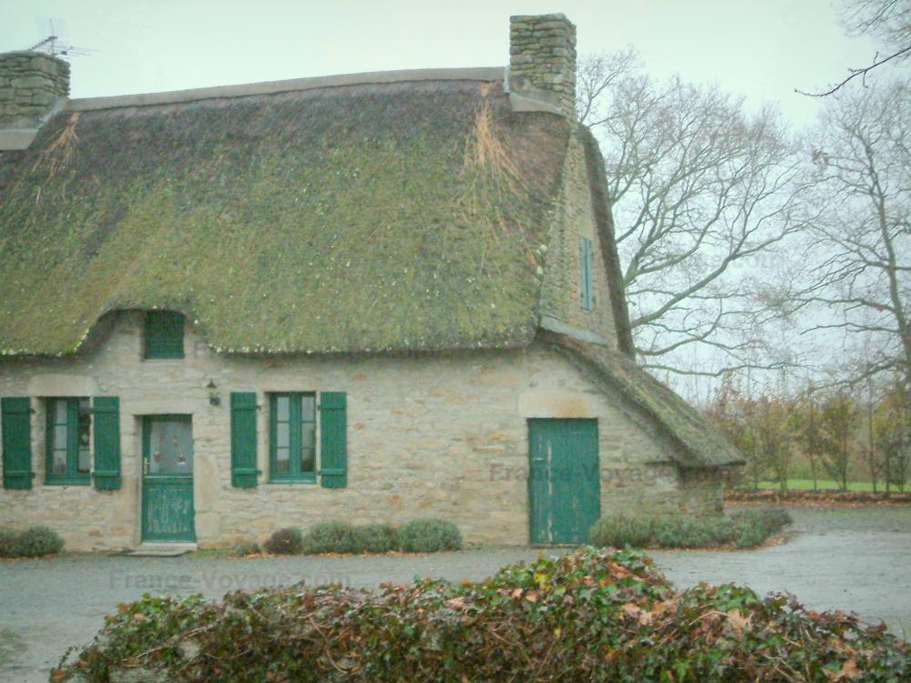 Guide de la Loire-Atlantique - Parc Naturel Régional de Brière - Maison en pierre au toit de chaume (chaumière) et arbres