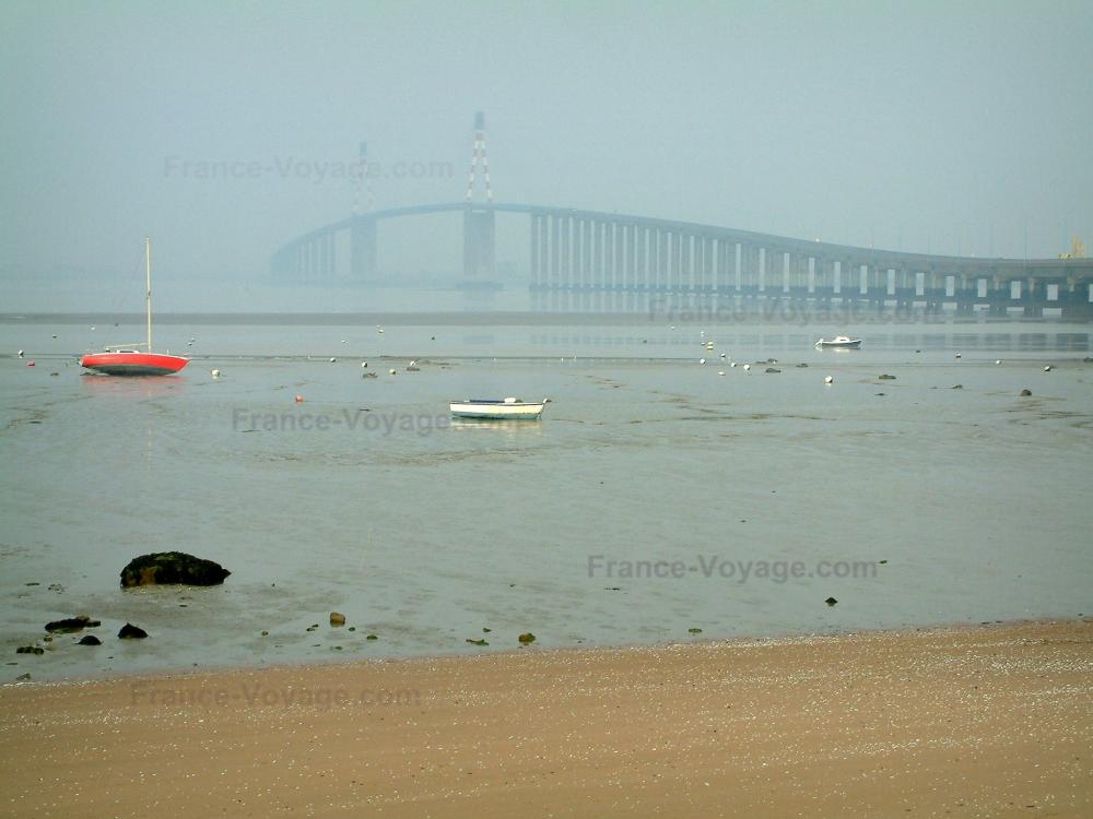Guide de la Loire-Atlantique - Paysages du littoral de Loire-Atlantique - Bateaux à marée basse et pont de Saint-Nazaire