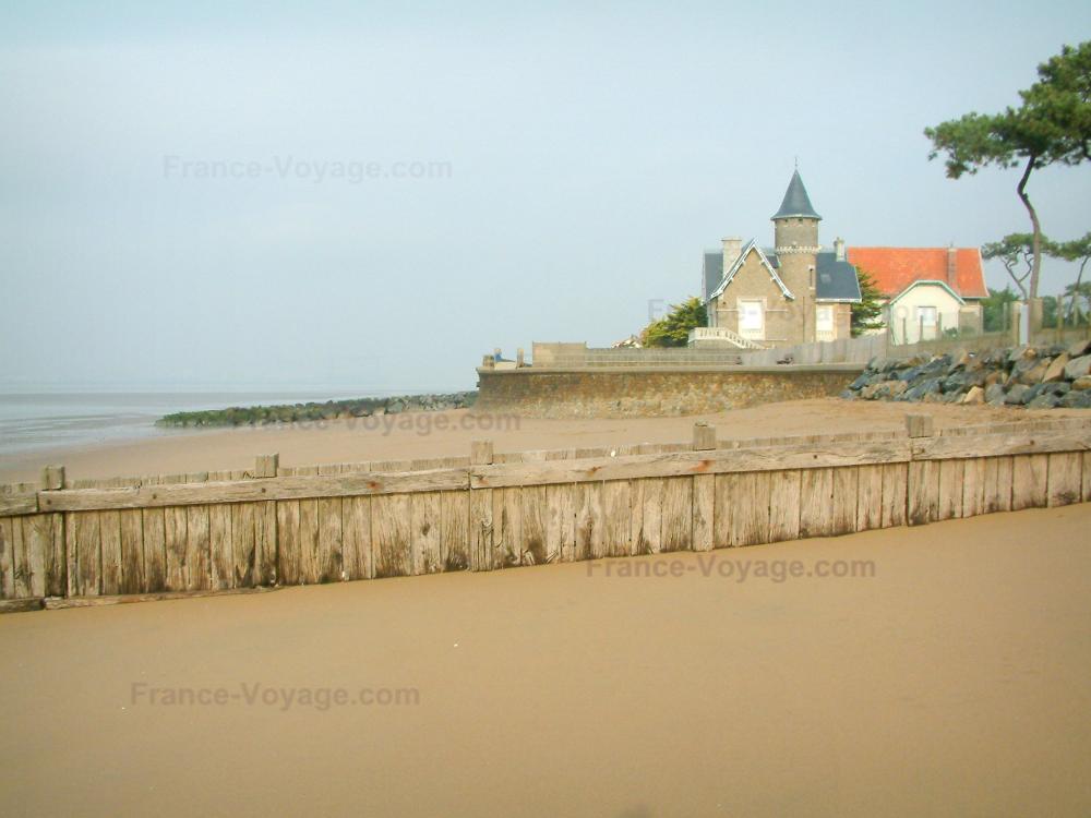 Guide de la Loire-Atlantique - Paysages du littoral de Loire-Atlantique - Plage de sable, maisons et pins (arbres)