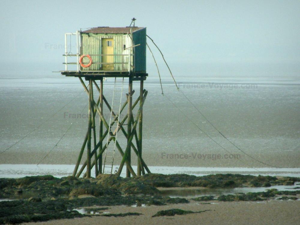 Guide de la Loire-Atlantique - Paysages du littoral de Loire-Atlantique - Cabane de pêcheur sur pilotis et rochers, à marée basse