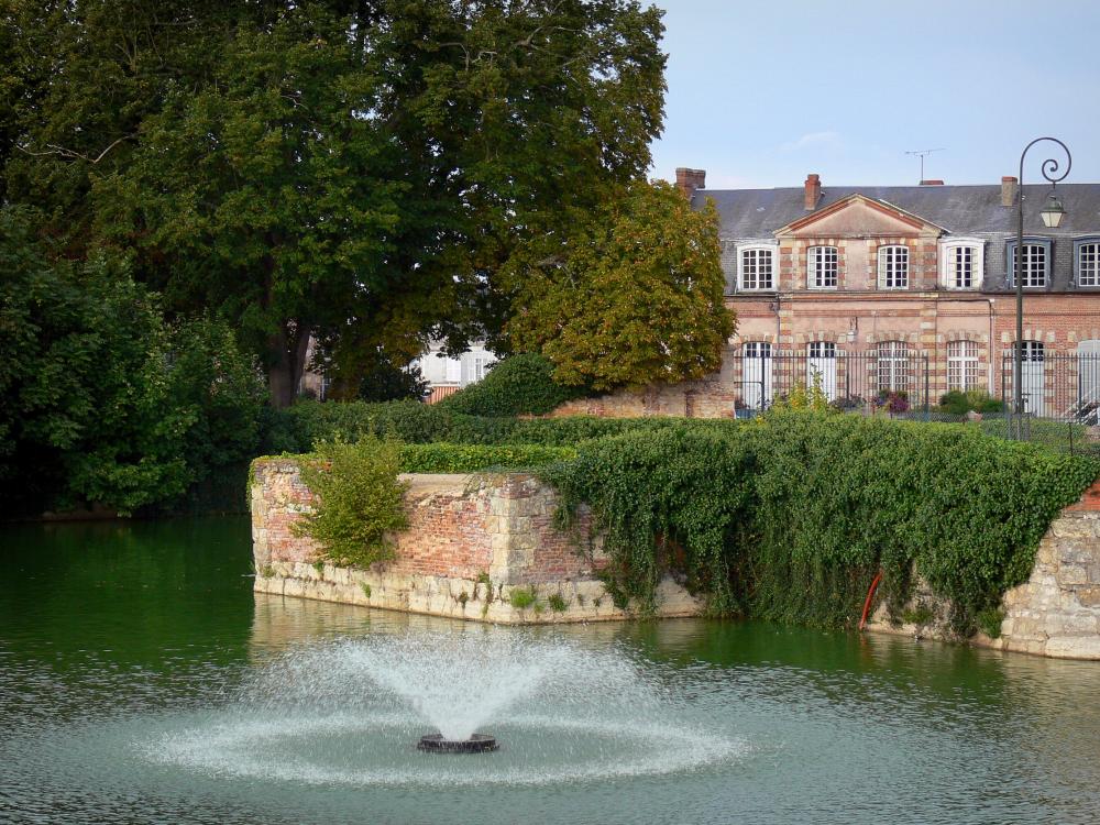 Guide du Loiret - Château de Bellegarde - Douves, pavillon et arbres