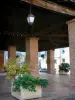 Lombez - Pillars of the covered market hall and floral decorations (plants and flowers) 