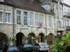 Lons-le-Saunier - Huizen met arcades van de Rue du Commerce (of rue des Arcades), waarvan de geboorteplaats van Rouget de Lisle (museum)