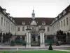 Lons-le-Saunier - Hotel Dieu con il suo cortile e il cancello in ferro battuto