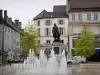 Lons-le-Saunier - Luogo di Liberty: Statua del generale Lecourbe, spruzzi d'acqua, negozi e facciate di edifici