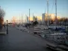 Lorient - Quai, port avec bateaux et voiliers, immeubles au loin