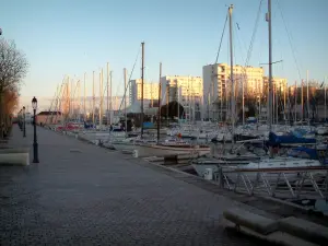 Lorient - Dock, el puerto con los barcos y yates, edificios en la distancia