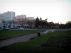 Lorient - Park versierd met bloemen en bomen, gebouwen