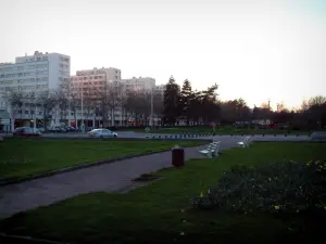 Lorient - Parque con flores y árboles, edificios