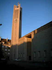 Lorient - Contemporánea de la iglesia con su campanario