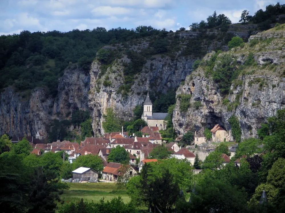 Guia do Lot - Colas - Igreja e casas da aldeia, falésias e árvores, no vale do Dordogne, em Quercy