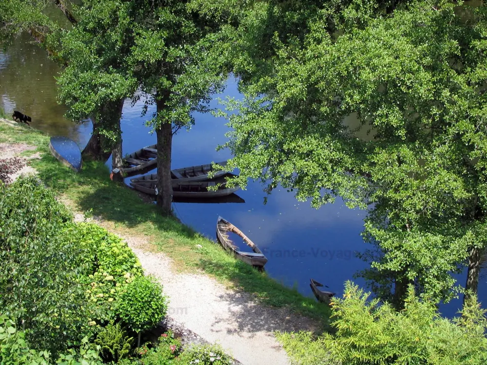 Guia do Lot - Carennaque - Costa, rio com barcos e árvores na beira da água, em Quercy